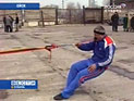 Признанный силач по прозвищу "железные челюсти" Омар Ханапиев установил в кубанском городе Ейске рекорд, претендующий на занесение в Книгу рекордов Гиннесса. Спортсмен шесть метров тащил зубами судно с помощью троса
