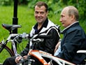 Дмитрий Медведев и Владимир Путин, 11 июня 2011 года Дмитрий Медведев и Владимир Путин, 11 июня 2011 года