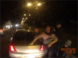 В интернете опубликована запись, сделанная автомобильным видеорегистратором, который запечатлел момент угона грузовика группой мужчин кавказской внешности