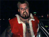Во Флориде в полицию угодил некто Майк Бьюзи, который под видом американского Деда Мороза устроил разгульную вечеринку в собственном доме. Эту оргию он назвал "Замок "Сосиска"