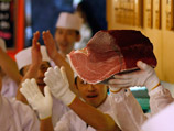 Борьба за самого крупного голубого тунца на первых в году рыбных торгах на аукционе Цукидзи является ежегодной забавой для элиты токийских рестораторов