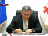 Как отмечает Первый канал грузинского телевидения, спикер подписал закон в прямом эфире, созвав специальный брифинг для прессы