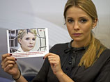 По словам Евгении, состояние здоровья Юлия Тимошенко ухудшается. "Полное физическое утомление, полное нервное утомление, эмоциональное, моральное. Происходит просто издевательство над ней"