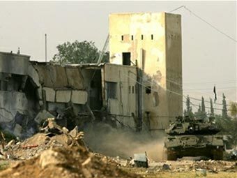 Израильский танк рядом с тюремным комплексом в Иерихоне. Фото AFP