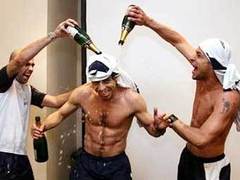 Игроки "Лиона" Крис, Жуниньо Пернамбукано и Фред (слева направо) готовятся к воскресному матчу с "ПСЖ". Фото AFP Игроки "Лиона" Крис, Жуниньо Пернамбукано и Фред (слева направо) готовятся к воскресному матчу с "ПСЖ". Фото AFP