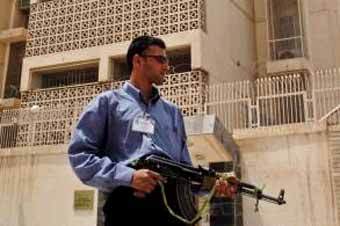 Иракский полицейский охраняет посольство России в Багдаде. Фото Reuters