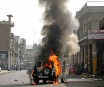 Взорванный в Багдаде автомобиль. Фото Reuters