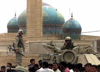 Американские солдаты и мечеть в Багдаде, фото с сайта chicago.indymedia.org