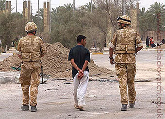 Бойцы "Черного дозора" с арестованным иракцем. Фото с сайта подразделения