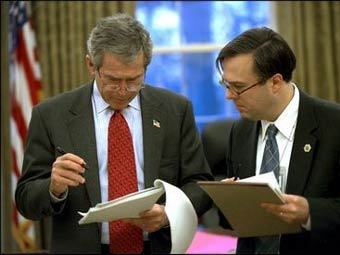 Джордж Буш (слева) за работой в Овальном кабинете, фото с сайта Белого дома США