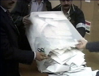 Подсчет голосов на избирательном участке в Ираке. Кадр Первого канала.