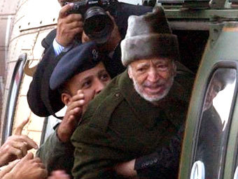 Ясир Арафат перед вылетом из Рамаллы в Париж. Фото Reuters