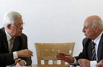 Махмуд Аббас (слева) и Ахмед Куреи рядом с пустым креслом Ясира Арафата. Фото Reuters