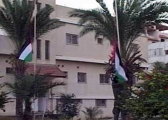 Спуск флага над резиденцией Арафата в Рамалле. Кадр CNN