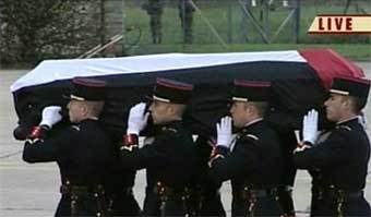 Гроб с телом Арафата перед отправкой в Каир. Кадр CNN