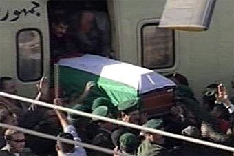 Палестинцы несут гроб с телом Арафата. Съемки CNN из Рамаллы
