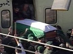 Палестинцы несут гроб с телом Арафата. Съемки CNN из Рамаллы