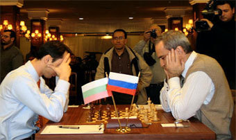 Веселин Топалов против Гарри Каспарова. Фото chessbase.com