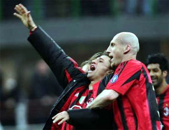 Игроки "Милана" празднуют забитый гол. Фото Reuters