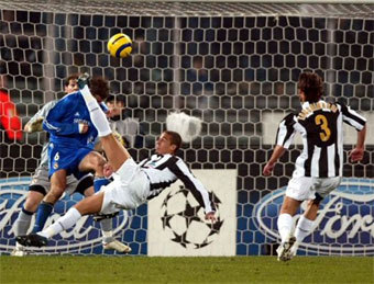 Давид Трезеге забивает гол в ворота "Реала". Фото с официального сайта "Ювентуса"
