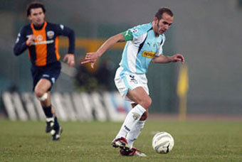 С мячом Паоло Ди Канио. Фото с официального сайта "Лацио"