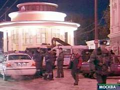 Органы правопорядка на месте убийства, кадр телеканала НТВ, архив