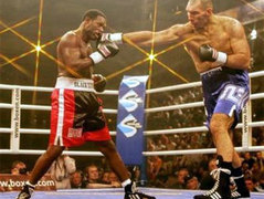 Николай Валуев бьет Клиффорда Этьена. Фото с сайта allboxing.ru