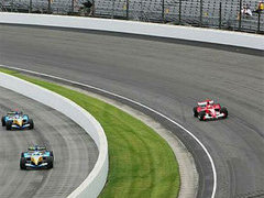 Ferrari уходит на прогревочный круг, а два болида Renault (слева) едут в гости. Фото Sutton Images Ferrari уходит на прогревочный круг, а два болида Renault (слева) едут в гости. Фото Sutton Images