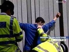Задержание одного из подозреваемых в Лондоне. Кадр телеканала "Россия", архив Задержание одного из подозреваемых в Лондоне. Кадр телеканала "Россия", архив