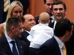 Премьер-министр Италии Сильвио Берлускони держит на руках Джордана Шевченко. Фото Reuters Премьер-министр Италии Сильвио Берлускони держит на руках Джордана Шевченко. Фото Reuters