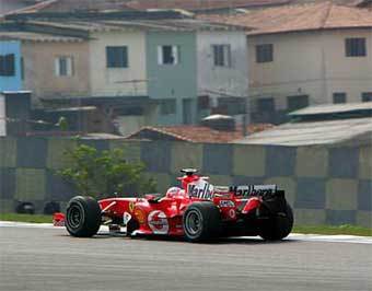 Михаэль Шумахер во время квалификации на Гран-при Бразилии. Фото с сайта телекомпании ITV