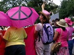 Розовый стал цветом движения солдатских матерей против Буша. Фото с сайта www.meetwithcindy.org Розовый стал цветом движения солдатских матерей против Буша. Фото с сайта www.meetwithcindy.org