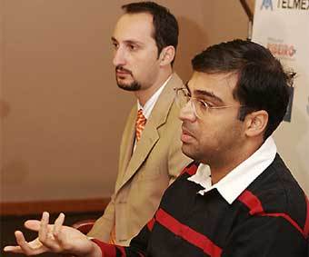 Болгарин Веселин Топалов и индиец Вишванатан Ананд (на переднем плане). Фото с официального сайта турнира