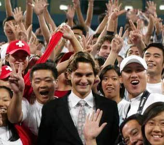 Швейцарский теннисист Роже Федерер в окружении поклонников в Пекине. Фото Reuters 