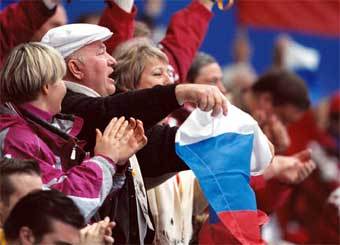 Мэр Москвы Юрий Лужков с фанатами. Фото с сайта m2012.ru
