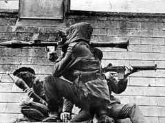 Боевики ИРА, фрагмент республиканского постера 1970-х годов, с сайта www.irishrepublicanarmy.info Боевики ИРА, фрагмент республиканского постера 1970-х годов, с сайта www.irishrepublicanarmy.info