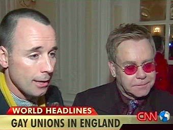 Дэвид Ферниш (слева) и Элтон Джон, кадр CNN