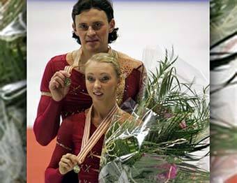 Татьяна Тотьмянина и Максим Маринин показывают золотые медали пятикратных чемпионов Европы. Фото AFP