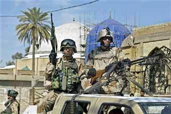 Иракские военные охраняют суннитские мечети Багдада. Фото AFP