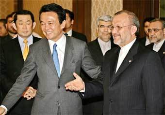 Министры иностранных дел Японии и Ирана Таро Асо и Манушехр Моттаки (справа). Фото AFP