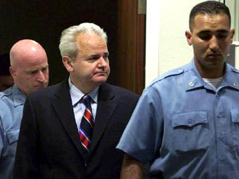 Слободан Милошевич в зале суда. Фото Reuters