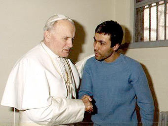 Иоанн Павел II навещает Али Агджу в тюремной камере. Архивное фото Reuters 