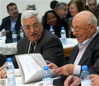 Лидеры ФАТХа Махмуд Аббас и Ахмед Куреи, фото AFP