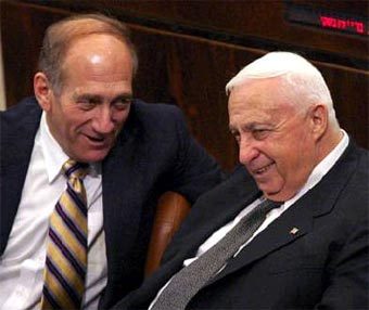 Эхуд Ольмерт (слева) и Ариэль Шарон. Фото Reuters, архив