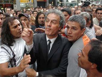 Анибал Ибарра в окружении жителей Буэнос-Айреса. Фото AFP
