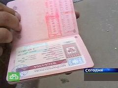 Загранпаспорт с проставленной визой. Кадр телеканала НТВ Загранпаспорт с проставленной визой. Кадр телеканала НТВ