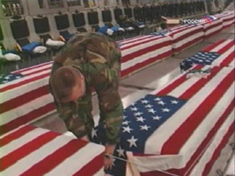 Гробы с американскими солдатами. Кадр телеканала "Россия", архив