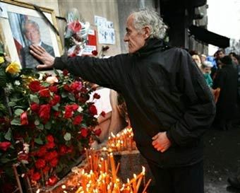 Сторонник Милошевича у штаб-квартиры Социалистической партии в Белграде. Фото AFP