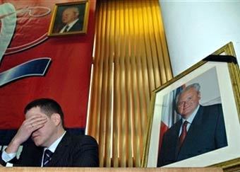 Член Сербской социалистической партии у портрета Слободана Милошевича. Фото AFP