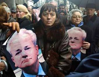 Сторонники бывшего президента Югославии Слободана Милошевича в Белграде. Фото AFP